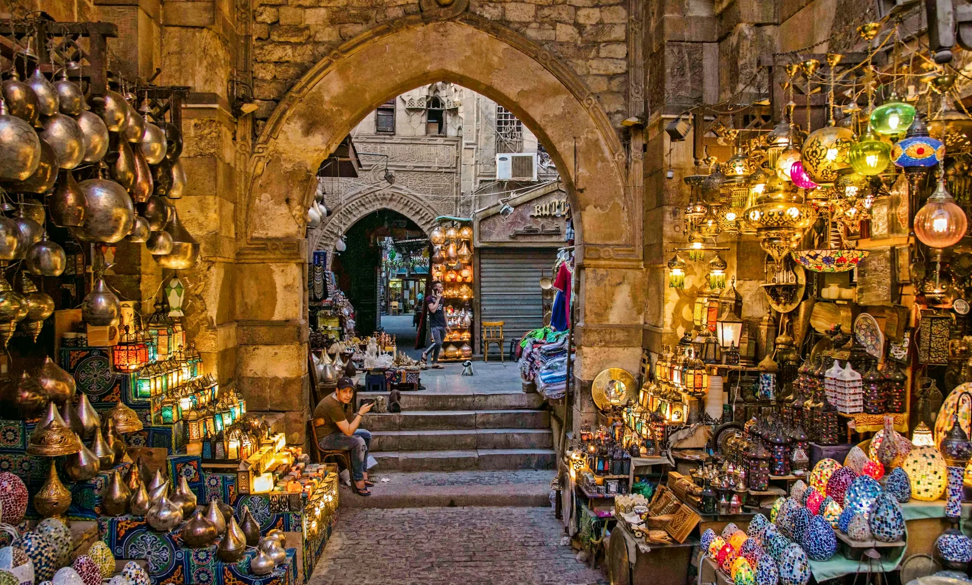 Arco de entrada do bazar Khan El Khalili, com lanternas iluminadas