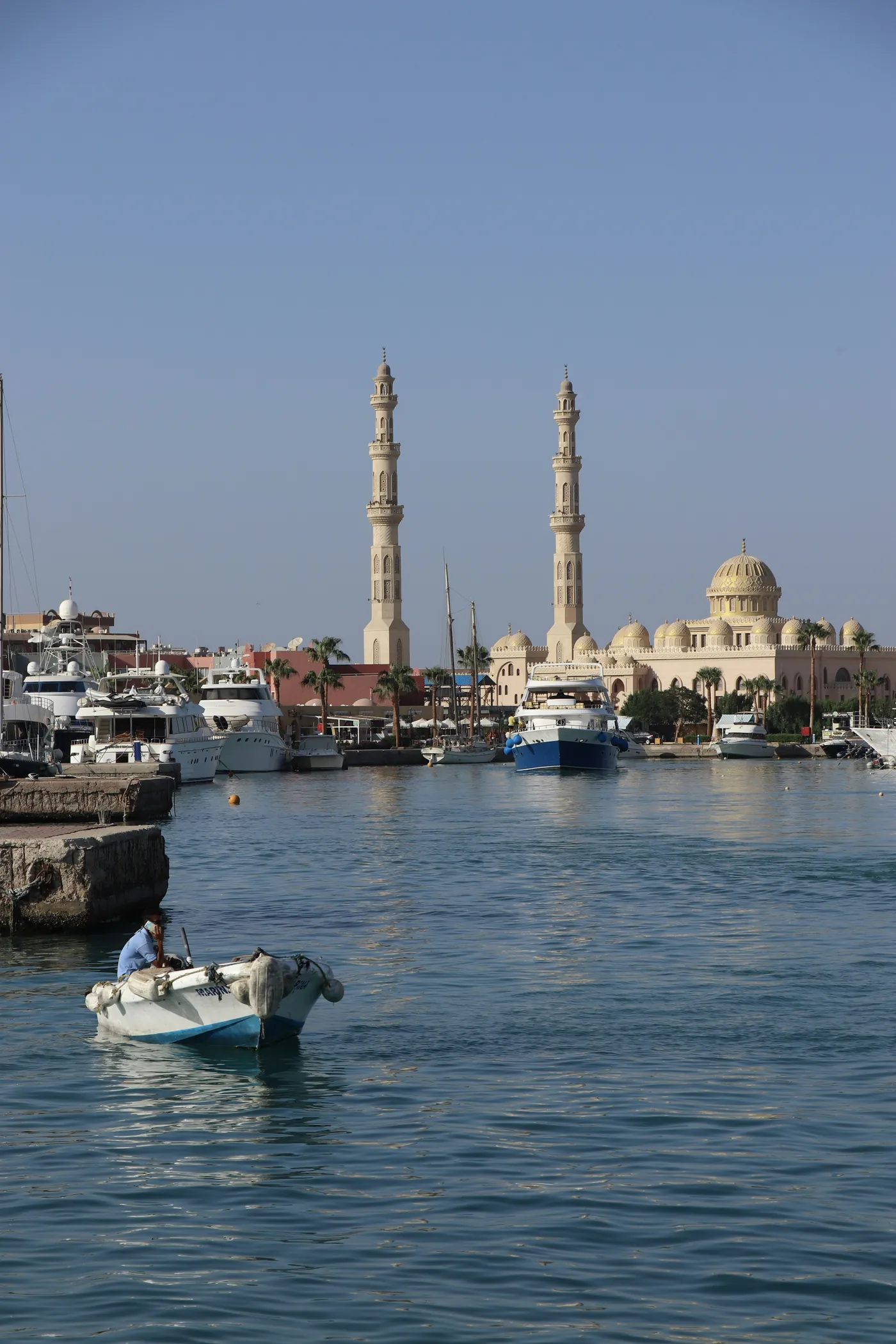 A grande mesquita de Hurghada vista da marina, com barcos