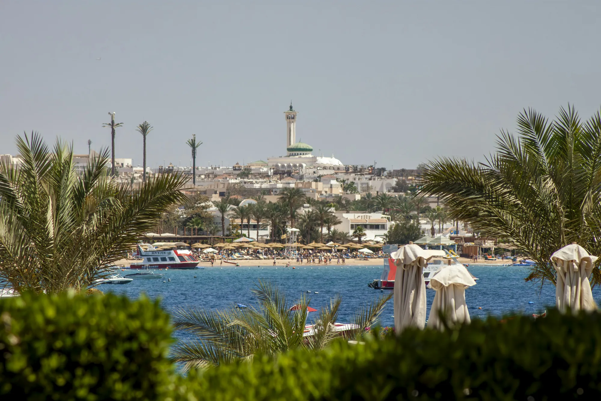 Vista de Hurghada a partir da praia, com a mesquita ao fundo e palmeiras