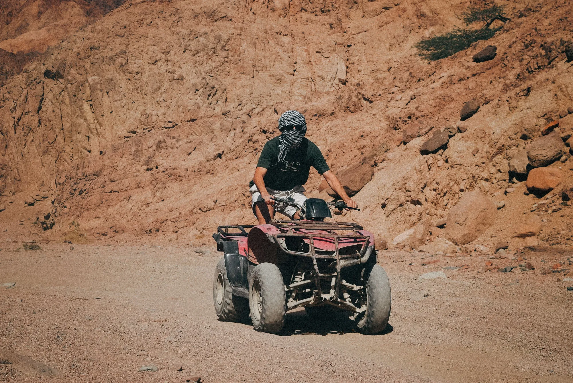 Passeio de moto 4 num trilho do deserto egípcio