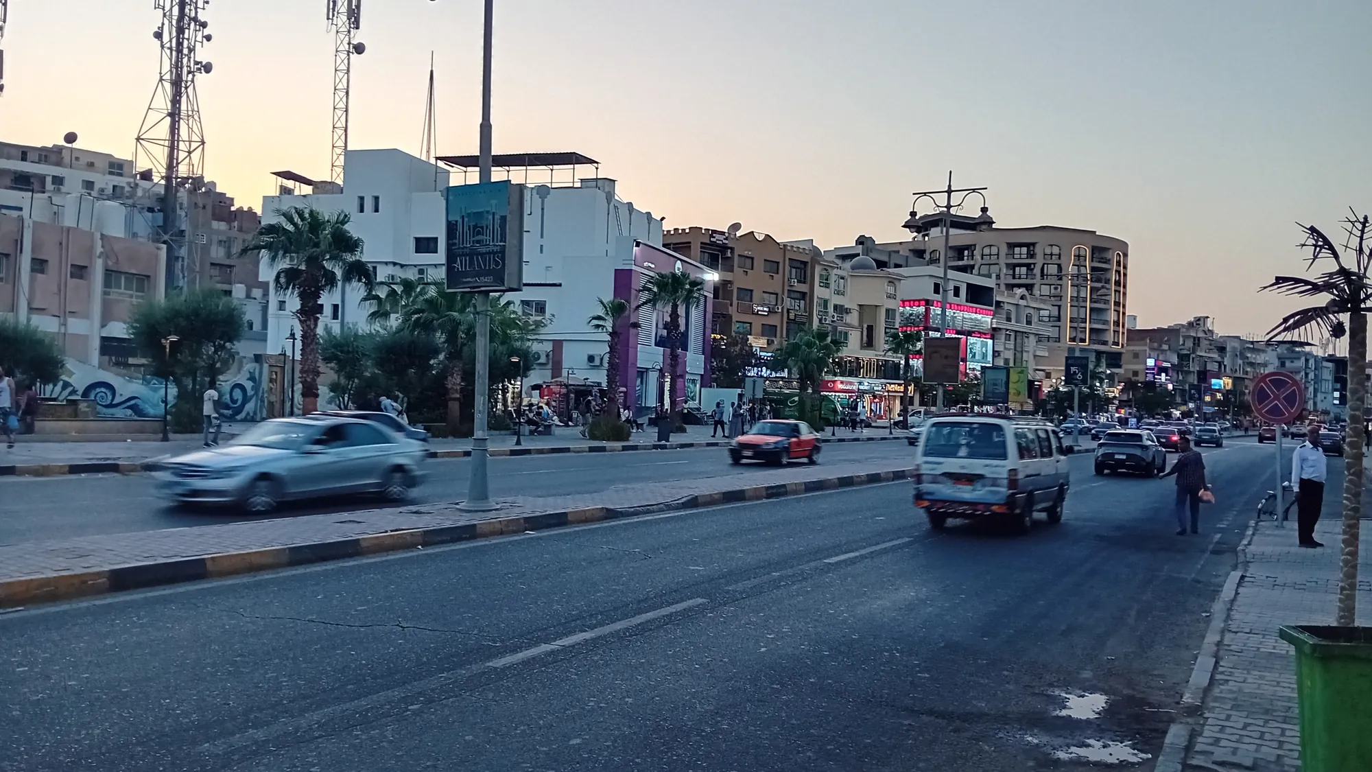Sheraton Road, em Hurghada, com lojas e palmeiras ao fim da tarde