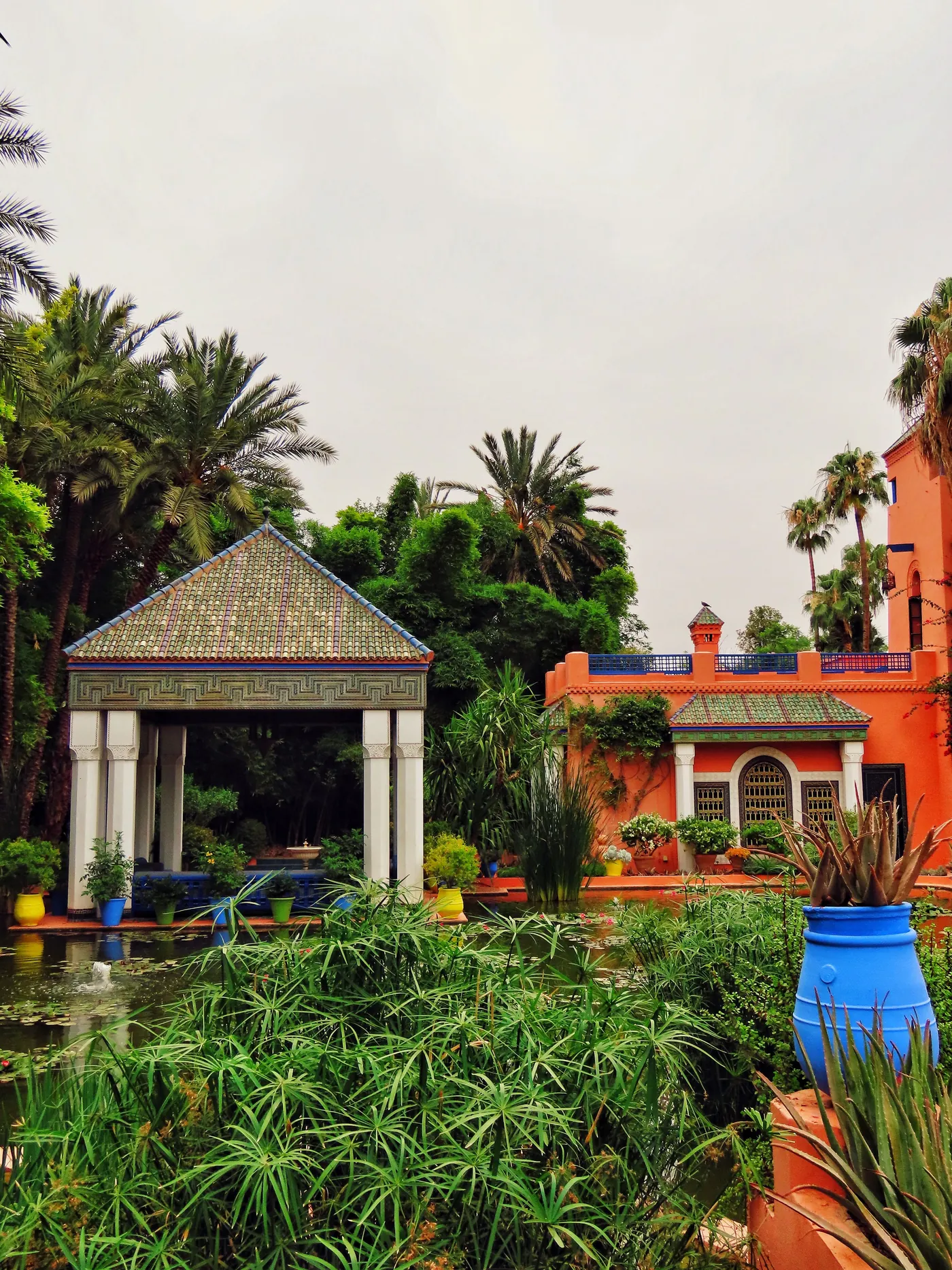 Jardins Majorelle, com pavilhão e vasos azuis
