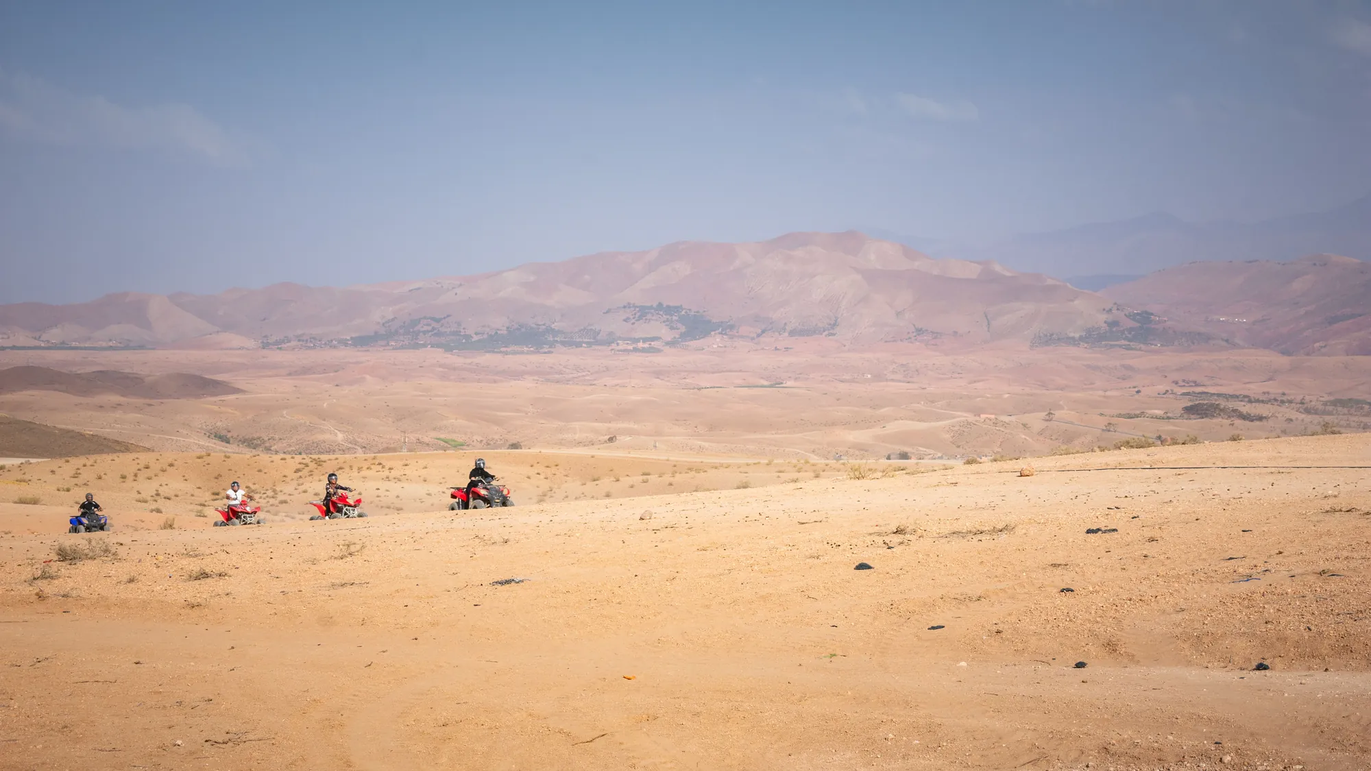 Motos 4 no deserto de Agafay, com as montanhas do Atlas ao fundo