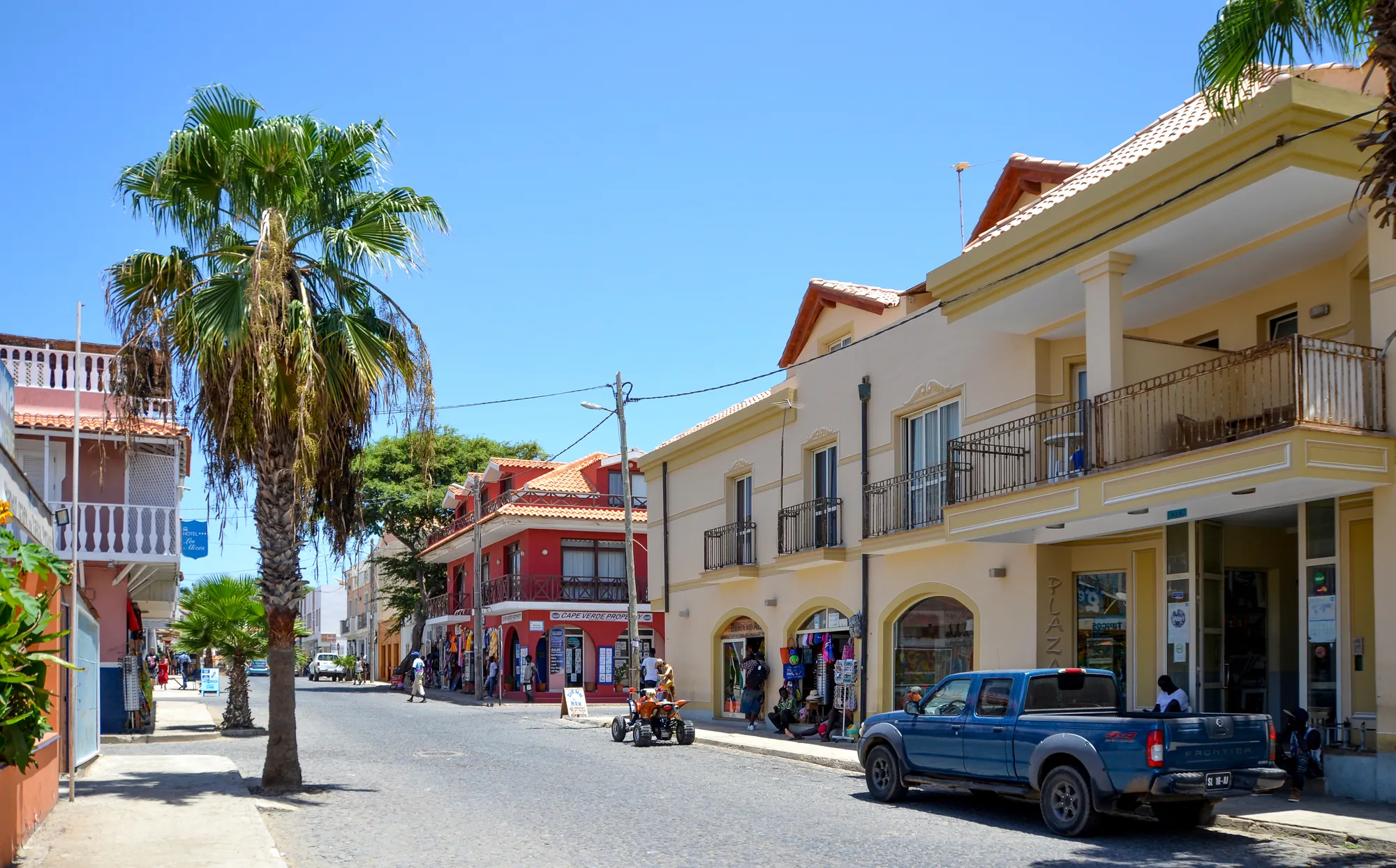 Rua do centro de Santa Maria, com palmeiras e edifícios coloridos