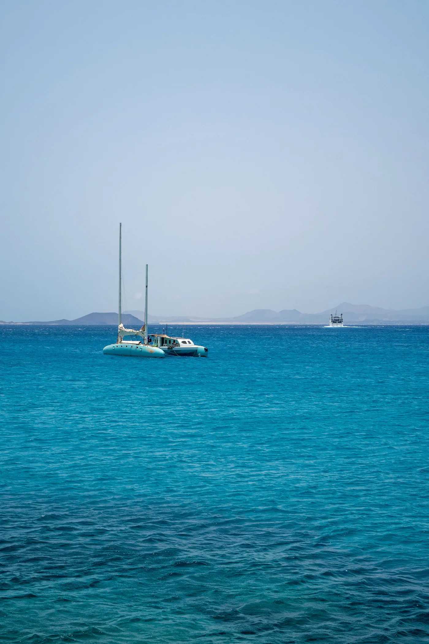 Catamarã num mar azul-turquesa