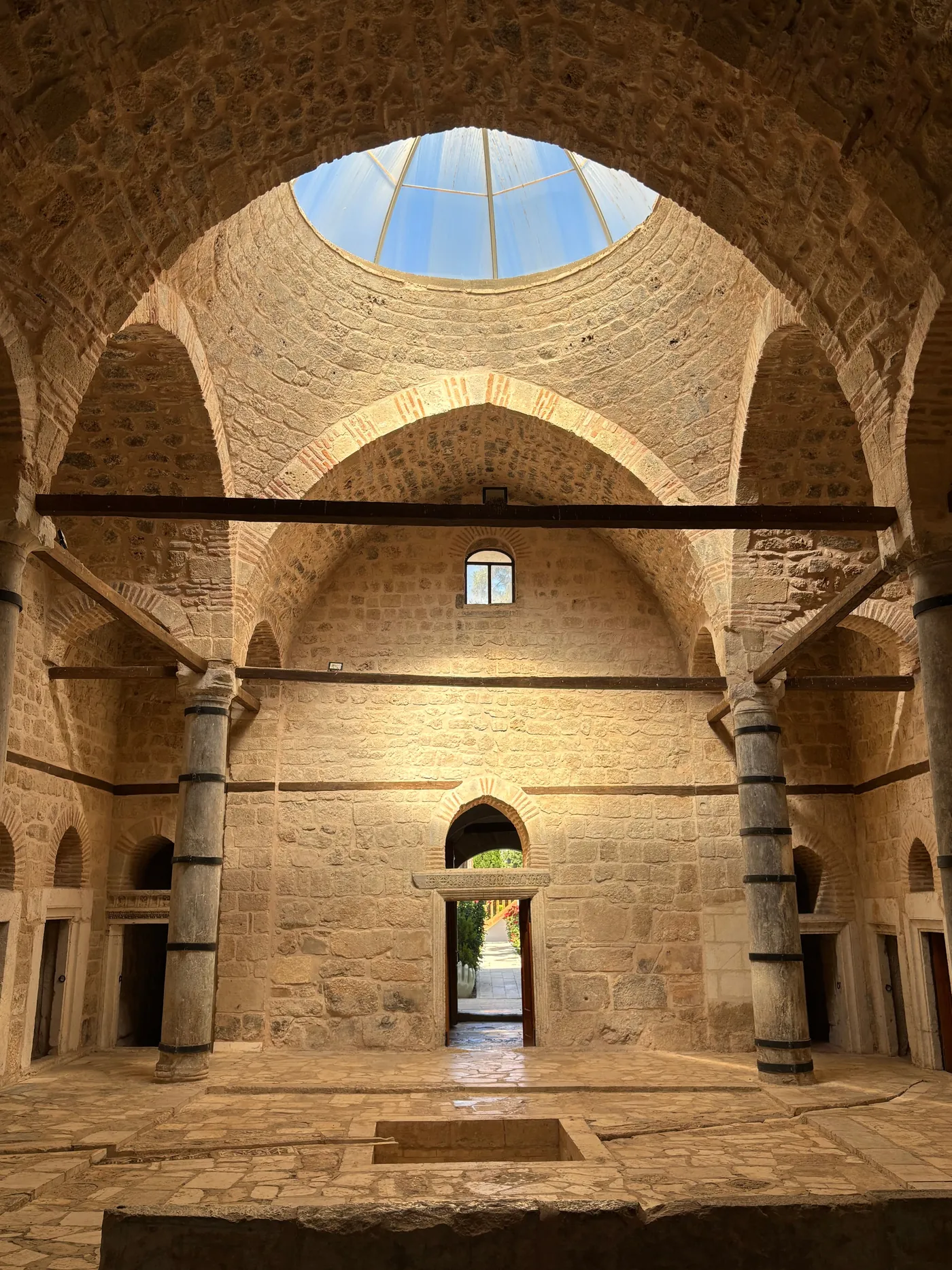 Interior de um banho turco histórico, com cúpula