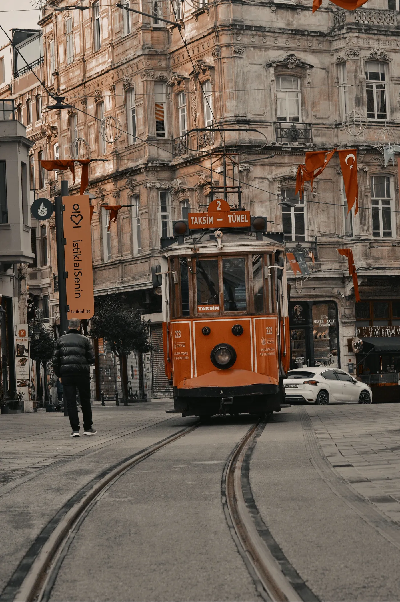 Elétrico histórico vermelho na Rua Istiklal