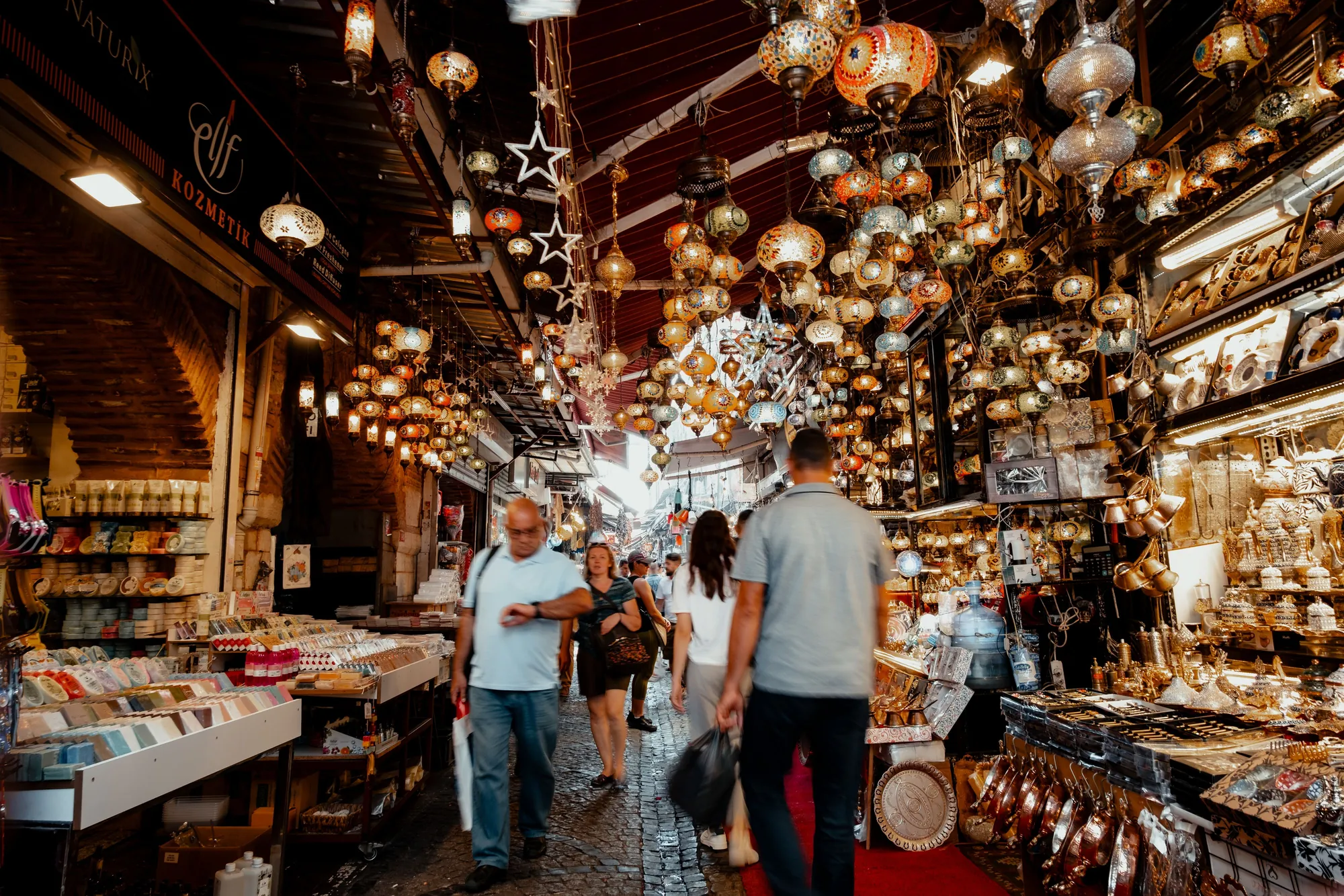 Corredor do Grande Bazar de Istambul, com lojas e lanternas