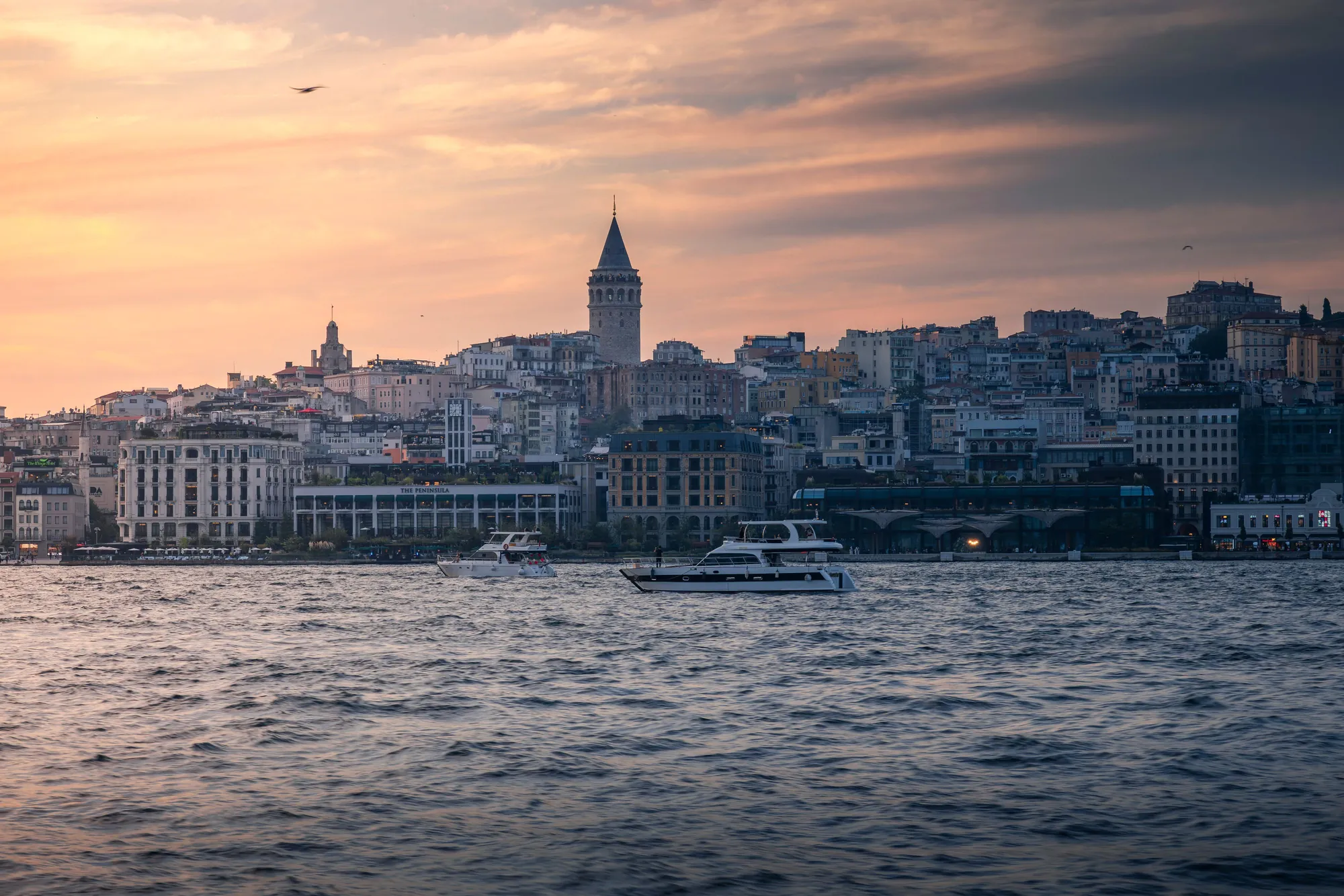 Torre de Gálata e a cidade de Istambul ao pôr do sol, vistas do Bósforo